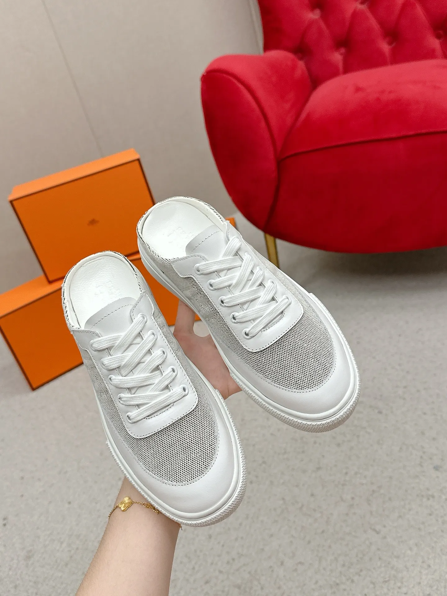 👟👟Ex-factory price 580👟👟 Men's size +10 [HERMES] H-lace slip-on sneakers, sneakers with empty back, white shoes, casual slippers and half-drags. 👉The craftsmanship is exquisite, and new products are released at the counter at the same time. Every detail of the shoes is made with special care, which is quite eye-catching. The elegant splicing elements highlight the good temperament! 🔻Fashionable fly woven lace-up method adds a casual atmosphere and exquisite lines, which can better reflect the family-style design language and intersperse exquisite lines. ✨✨The upper is made of imported cow suede/imported canvas, the lining is made of imported mixed sheepskin, and the original custom-made rubber outsole. 🐎Size: 35-40 for women, 39-44 for men (41 for women, 45 for men, can be customized, non-refundable)